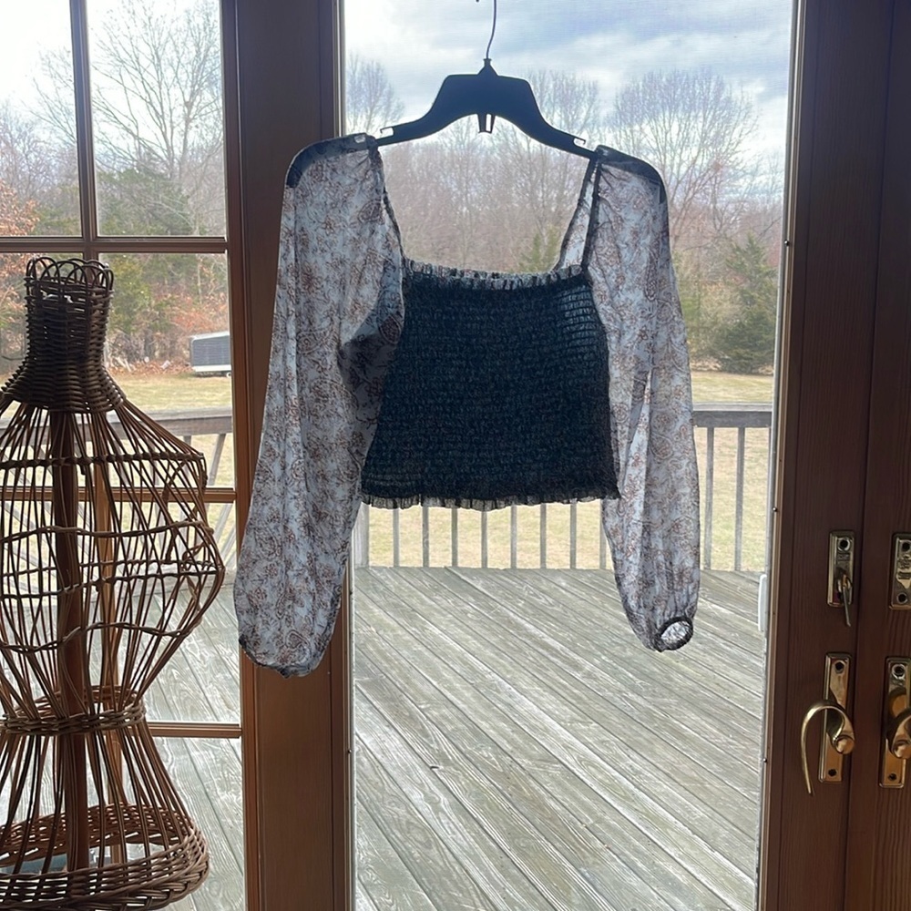 American Eagle - cropped smocked square neck balloon sleeve Size S